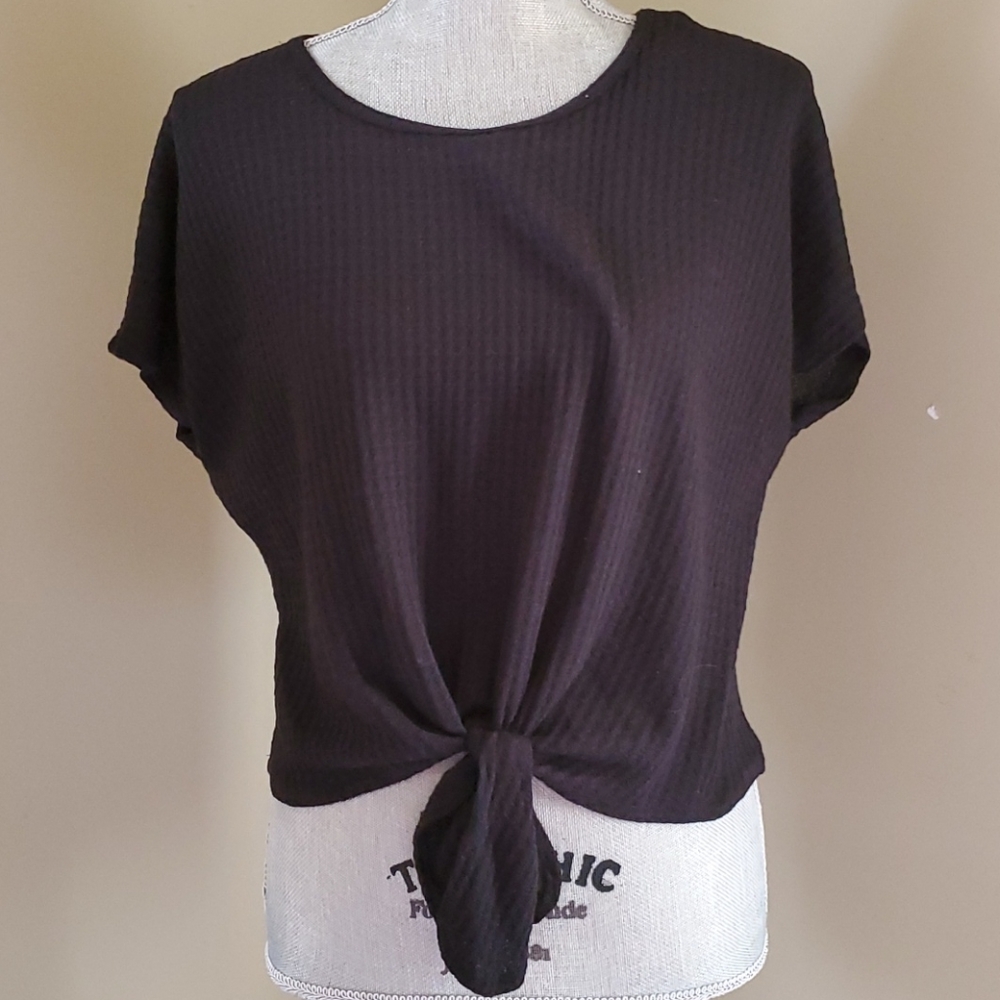 Size medium tied black tee like new